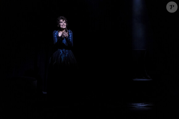 Dans une pièce, La Blessure et la soif, écrite par Laurence Plazenet, mise en scène par Catherine Schaub.
Fanny Ardant dans la pièce "La blessure et la soif" au théâtre Marigny à Paris, le 15 avril 2024. Dirigée par la metteure en scène Catherine Schaub, Fanny Ardant interprète, seule en scène, l'adaptation du roman bouleversant de Laurence Plazenet. Ce très beau texte plonge au coeur de la passion, celle qui dévore les êtres, qui rend incandescents les corps et les âmes, celle aussi qui déchire les humains entre l'aspiration à une transcendance et l'inaccessibilité du divin. Trente années, durant, une femme et un homme s'aiment, se perdent, vivent loin de l'autre sans jamais s'oublier. Une unique et dernière rencontre, dans la grange d'un monastère persécuté par Louis XIV, scelle à jamais leur destinée. © Emilie Brouchon via Bestimage  Fanny Ardant in the play "The wound and the thirst" at the Marigny theater in Paris, April 15, 2024. Directed by director Catherine Schaub, Fanny Ardant performs, alone on stage, the adaptation of the moving novel by Laurence Plazenet. This beautiful text plunges into the heart of passion, that which devours beings, which makes bodies and souls incandescent, that which also tears humans apart between the aspiration for transcendence and the inaccessibility of the divine. For thirty years, a woman and a man love each other, lose each other, live far from each other without ever forgetting each other. A single and final meeting, in the barn of a monastery persecuted by Louis XIV, seals their destiny forever.