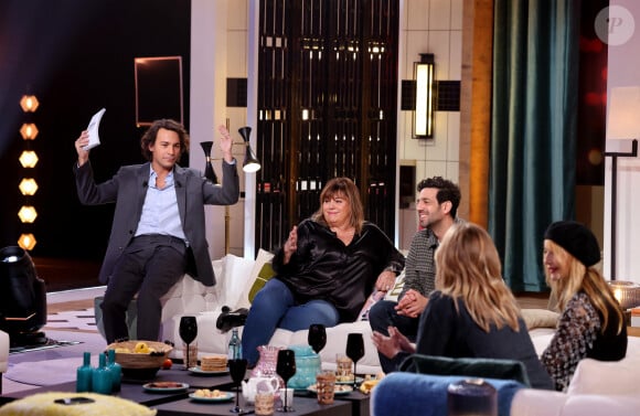 France 2 a décidé de ne pas renouveler l'émission de Bertrand Chameroy
Exclusif - No Web - Bertrand Chameroy, Michèle Bernier, Max Boublil, Jeanne Mas, Agathe Lecaron lors de l'enregistrement de la nouvelle émission "Bertrand n'a pas sommeil", présentée par B.Chameroy et diffusée le 12 janvier sur France 2 © Dominique Jacovides / Bestimage