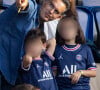Elle a révélé qu'il y avait trois malades chez elle
Faustine Bollaert, son mari Maxime Chattam et leurs enfants Abbie et Peter sont en tribune lors de la rencontre de football Paris Saint Germain PSG contre Clermont (4-0) au Parc des Princes à Paris le 11 septembre 2021. 
