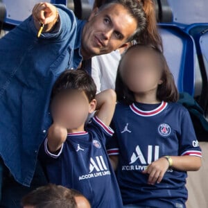 Elle a révélé qu'il y avait trois malades chez elle
Faustine Bollaert, son mari Maxime Chattam et leurs enfants Abbie et Peter sont en tribune lors de la rencontre de football Paris Saint Germain PSG contre Clermont (4-0) au Parc des Princes à Paris le 11 septembre 2021. 