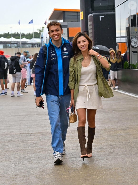 Alex Albon arrive dans la zone des paddocks le jour de la course avec sa petite amie Muni He, plus connue sous le nom de Lily, lors du Grand Prix britannique de Formule 1 Aramco à Silverstone, Towcester, Northamptonshire, Royaume-Uni, le 09 juillet 2023. Photo par Francis Knight/ Alamy/ABACAPRESS.COM