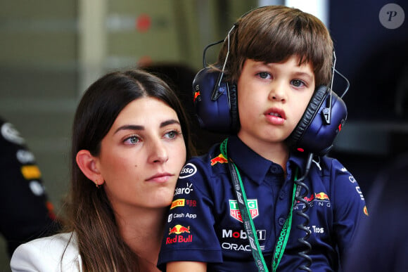 Carola Martinez, épouse de Sergio Perez, avec leur fils Sergio Perez Jnr. Grand Prix du Mexique, dimanche 30 octobre 2022. James Moy/James Moy