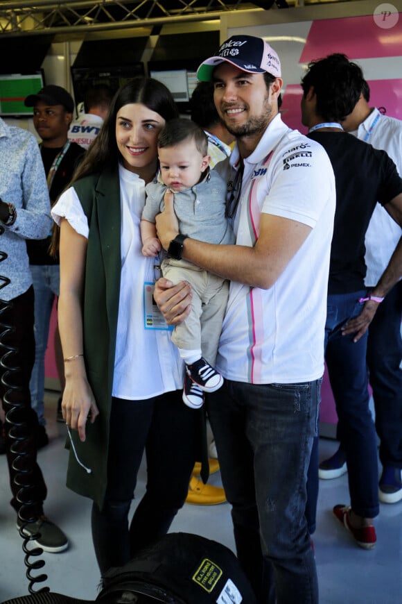 Sergio Perez (MEX) Sahara Force India F1 avec sa femme Carola Martinez et son fils Sergio Perez Jnr (MEX). Grand Prix de Grande-Bretagne, dimanche 8 juillet 2018. Silverstone, Angleterre. 8 juillet 2018. Photo par James Moy/PA Photos/ABACAPRESS.COM