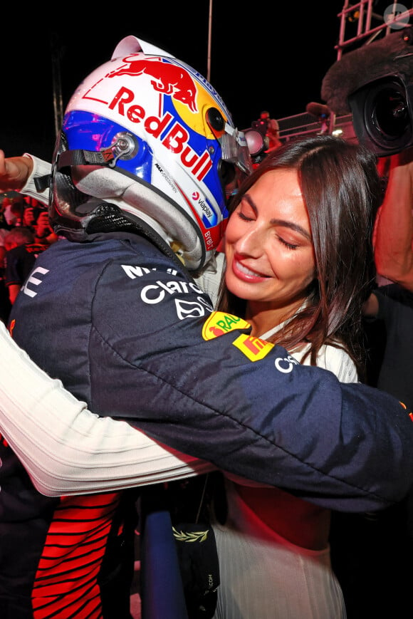 Max Verstappen (NLD) Red Bull Racing célèbre la victoire de son troisième championnat du monde dans le parc fermé avec sa petite amie Kelly Piquet (BRA). Championnat du monde de Formule 1, 18e manche, Grand Prix du Qatar, samedi 7 octobre 2023. James Moy/James Moy Photography.
