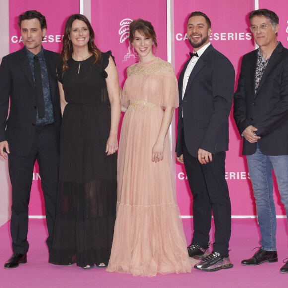 Nicolas Berger-Vachon, Anne Décis, Léa François, Marwan Berreni, Serge Ladron de Guevara producteur de PLUS BELLE LA VIE CANNESERIES SAISON 5 au Palais des Festivals et des Congrès de Cannes, samedi 2 avril 2022. © Christophe Aubert via Bestimage