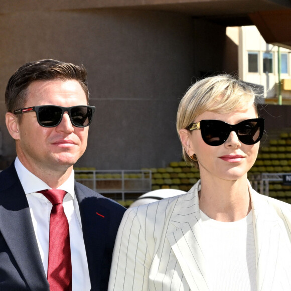 La princesse a pu assister au match avec son frère Gareth Wittstock, élégant dans un costume.
La princesse Charlene et son frère Gareth Wittstock - Le prince Albert II de Monaco et la princesse Charlene de Monaco ont assisté aux phases finales du 12eme Tournoi Sainte Devote au stade Louis II de Monaco, le 20 avril 2024