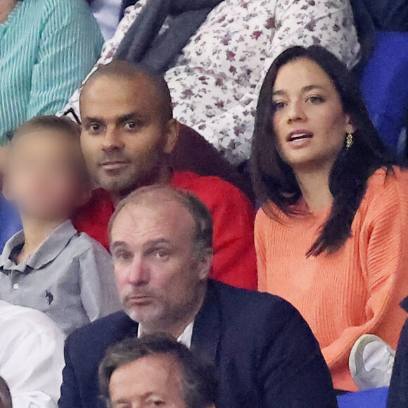 Tony Parker avec ses enfants Josh et Liam et sa compagne Alizé dans les tribunes du match de Coupe du monde de rugby entre la France et l'Italie (60-7) à Lyon le 6 octobre 2023. © Cyril Moreau-Dominique Jacovides/Bestimage 