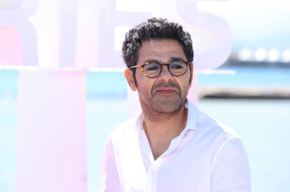 Jamel Debbouze lors du photocall de la série ''Terminal' sur la plage du Majestic lors de la 7ème saison de 'CanneSeries' à Cannes le 6 Avril 2024. © Denis Guignebourg/BestImage 