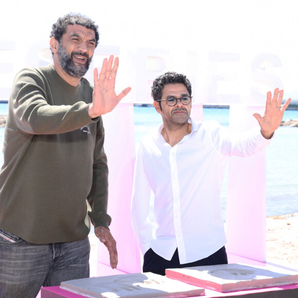 Jamel Debbouze et Ramzy Bedia lors du photocall de la série ''Terminal' sur la plage du Majestic lors de la 7ème saison de 'CanneSeries' à Cannes le 6 Avril 2024. © Denis Guignebourg/BestImage 