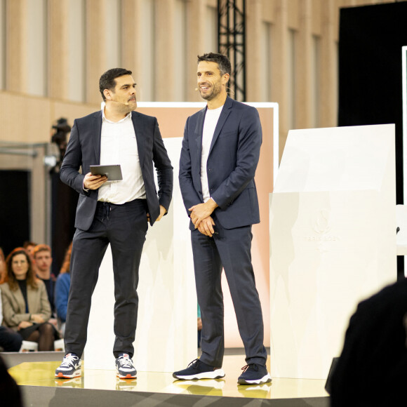 Matthieu Lartot et Tony Estanguet lors du dévoilement des médailles des Jeux olympiques et paralympiques, fabriquées à partir de bouts de la tour Eiffel, à Saint Denis, Seine Saint-Denis, France, le 8 février 2024. Elles incarnent la créativité de Paris 2024 avec un concept exceptionnel : la rencontre de l’objet le plus convoité des Jeux avec le symbole iconique de la France et de Paris, la tour Eiffel. Chaque médaillé recevra un morceau de fer d’origine de la tour Eiffel placé au cœur de sa médaille. Pour imaginer son design, Paris 2024 a fait appel à sa Commission des Athlètes et au savoir-faire de Chaumet, Maison du groupe LVMH, Partenaire Premium des Jeux de Paris 2024. © Pierre Perusseau/Bestimage