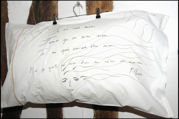 L'oreiller de Judith Godrèche à l'occasion de Heavenly Dreams, la vente aux enchères d'oreillers de stars au profit de l'Unicef en faveur des enfants d'Haïti, à Paris, le 18 mars 2010.
