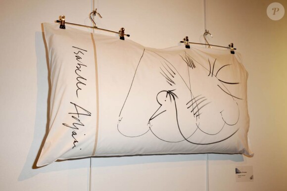 L'oreiller d'Isabelle Adjani à l'occasion de Heavenly Dreams, la vente aux enchères d'oreillers de stars au profit de l'Unicef en faveur des enfants d'Haïti, à Paris, le 18 mars 2010.