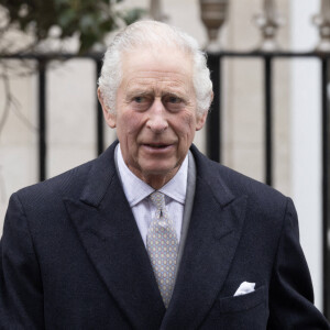 De la part du roi Charles.
Le roi Charles III d'Angleterre quitte l'hôpital avec la reine consort Camilla après y avoir subi une opération de la prostate. Londres.