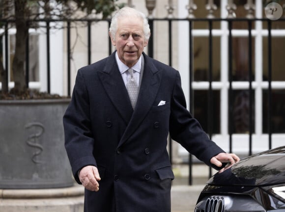 De la part du roi Charles.
Le roi Charles III d'Angleterre quitte l'hôpital avec la reine consort Camilla après y avoir subi une opération de la prostate. Londres.