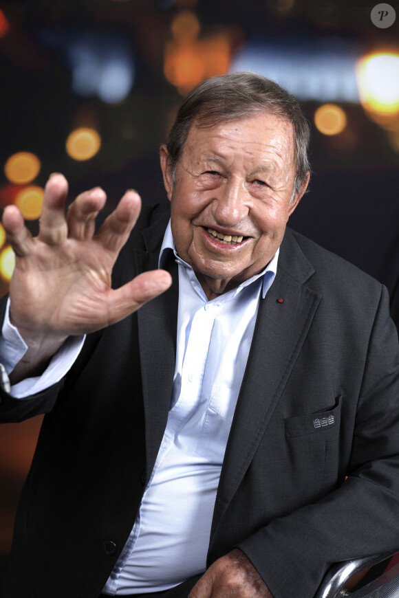 "J'ai gagné bien plus d'argent dans les médias et la publicité qu'en étant entraîneur", admet Guy Roux

Exclusif - Portrait de Guy Roux à Paris, le 5 septembre 2023. © Cédric Perrin/Bestimage