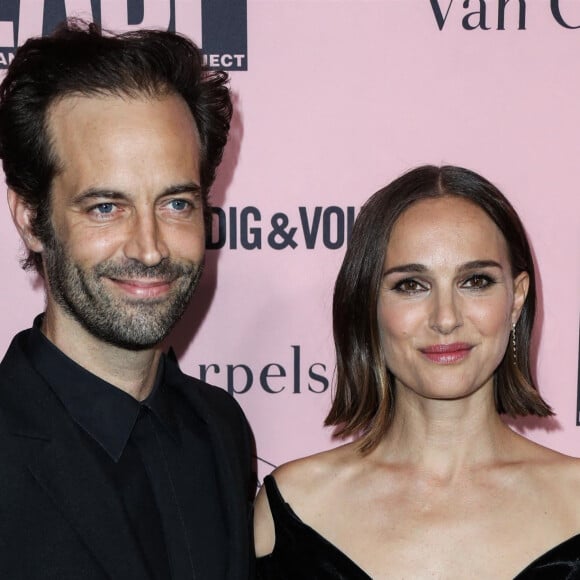 Cette nouvelle résidence est située à proximité de l'appartement parisien qu'elle louait jusqu'à présent avec son ex-mari
Benjamin Millepied et sa femme Natalie Portman au photocall de la soirée "L.A. Dance Project 2021 Gala" à Los Angeles, le 17 octobre 2021. 