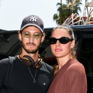 Pierre Niney et sa compagne Natasha Andrewsse promènent sur la croisette lors du 75ème Festival International du Film de Cannes, le 21 mai 2022. 