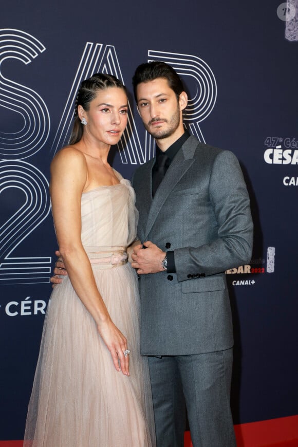 Pierre Niney (habillé en Dior Homme et montre Montblanc) et sa compagne Natasha Andrews (habillée en Dior et bijoux Van Cleef & Arpels) - Photocall de la 47ème édition de la cérémonie des César à l'Olympia à Paris, le 25 février 2022. © Borde-Jacovides/Bestimage 