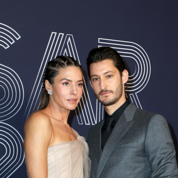 Pierre Niney (habillé en Dior Homme et montre Montblanc) et sa compagne Natasha Andrews (habillée en Dior et bijoux Van Cleef & Arpels) - Photocall de la 47ème édition de la cérémonie des César à l'Olympia à Paris, le 25 février 2022. © Borde-Jacovides/Bestimage 