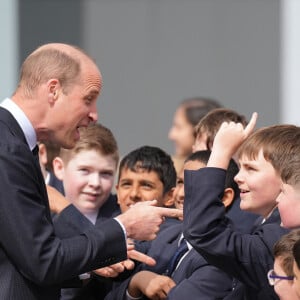 Mais heureusmement, il y a fait de belles rencontres !
Le prince William de Galles en visite à la "St. Michael's High School" à Sandwell. Le 25 avril 2024 