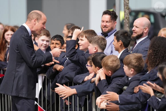 Mais heureusmement, il y a fait de belles rencontres !
Le prince William de Galles en visite à la "St. Michael's High School" à Sandwell. Le 25 avril 2024 