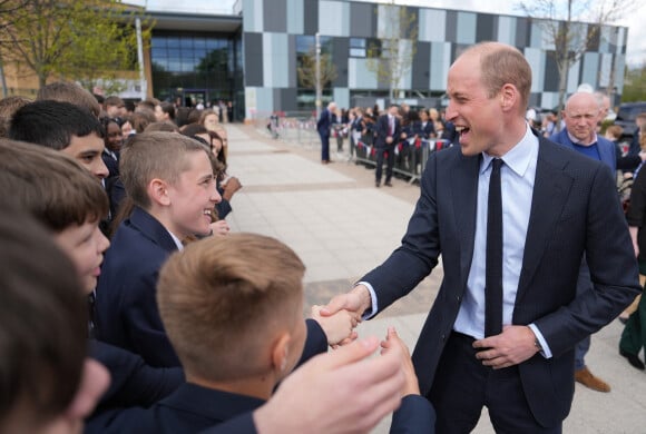 Il en a profité pour rencontrer des enfants.
Le prince William de Galles en visite à la "St. Michael's High School" à Sandwell. Le 25 avril 2024 