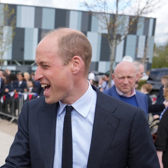 Il en a profité pour rencontrer des enfants.
Le prince William de Galles en visite à la "St. Michael's High School" à Sandwell. Le 25 avril 2024 