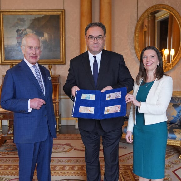 Le roi Charles III (à gauche) reçoit les premiers billets de banque à son effigie des mains du gouverneur de la Banque d'Angleterre, Andrew Bailey, et de Sarah John, caissière en chef de la Banque d'Angleterre, au palais de Buckingham, à Londres (Royaume-Uni), le mardi 9 avril 2024. Photo par Yui Mok/PA Wire/ABACAPRESS.COM