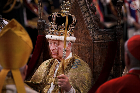 Le roi Charles III est couronné de la couronne de Saint Edouard lors de la cérémonie de son couronnement à l'abbaye de Westminster, à Londres, le 6 mai 2023. Photo par Victoria Jones/PA Wire