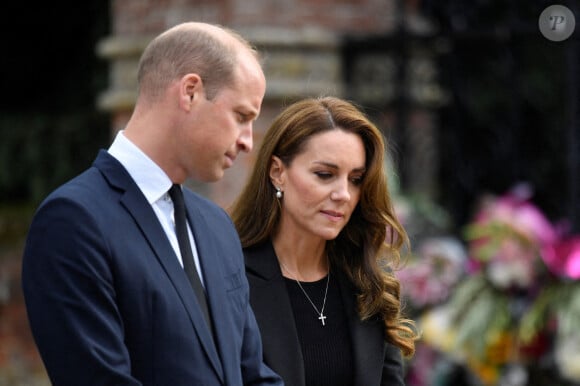 Le Prince et la Princesse de Galles regardent les hommages floraux laissés par les membres du public aux portes de Sandringham House dans le Norfolk, suite au décès de la Reine Elizabeth II. Norfolk, Royaume-Uni, le 15 septembre 2022. Photo par Toby Melville/PA Photos/ABACAPRESS.COM