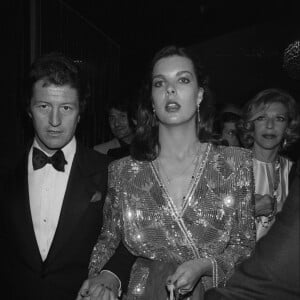 Archives - Caroline de Monaco et Philippe Junot assistent à la générale du spectacle de Shirley MacLaine au Lido à Paris, le 25 avril 1979.