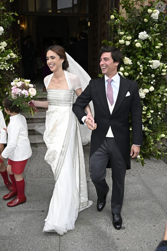 Carmen Gómez-Acebo et Borja Álvarez de Estrada à la sortie de l'église le 26 avril 2024, à Madrid (Espagne).