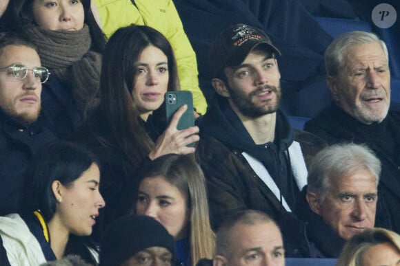 Et qui ne l'empêche pas de revenir régulièrement en France voir sa famille. 
Exclusif - Jean Sarkozy, Louis Sarkozy et sa femme Natali Husic, Jean-Claude Darmon - People en tribunes du match de Ligue 1 Uber Eats "PSG contre Reims" (1-1) au Parc des Princes à Paris le 29 janvier 2023. 