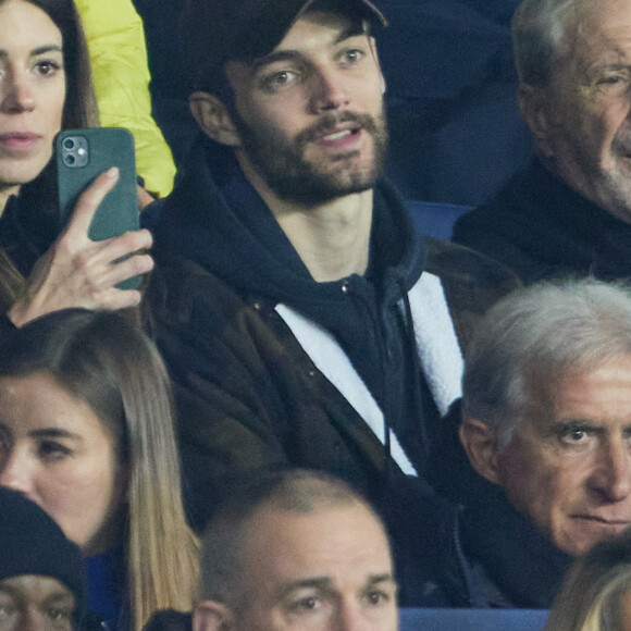 Et qui ne l'empêche pas de revenir régulièrement en France voir sa famille. 
Exclusif - Jean Sarkozy, Louis Sarkozy et sa femme Natali Husic, Jean-Claude Darmon - People en tribunes du match de Ligue 1 Uber Eats "PSG contre Reims" (1-1) au Parc des Princes à Paris le 29 janvier 2023. 