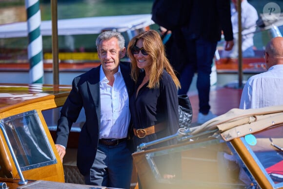 Avec qui il s'entend bien malgré des chemins très éloignés ! 
L'ancien président français Nicolas Sarkozy et sa femme Carla Bruni-Sarkozy arrivent à l'aéroport de Venise-Marco Polo et prennent un bateau-taxi lors du 80ème festival international du film de Venise, La Mostra, à Venise, Italie, le 2 septembre 2023. © Action Press/Bestimage 