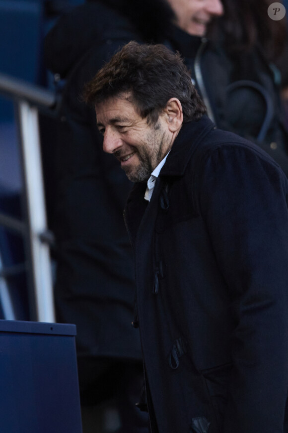 Patrick Bruel - Célébrités dans les tribunes du match de Ligue 1 Uber Eats "PSG-Lyon" (4-1) au Parc des Princes à Paris le 21 avril 2024. © Cyril Moreau/Bestimage 