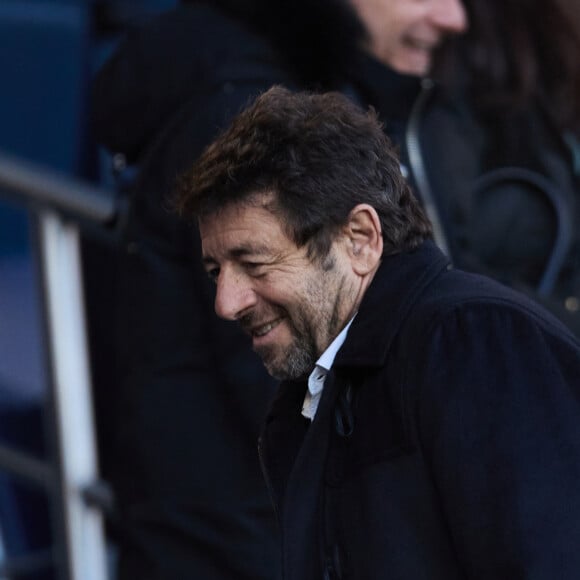 Patrick Bruel - Célébrités dans les tribunes du match de Ligue 1 Uber Eats "PSG-Lyon" (4-1) au Parc des Princes à Paris le 21 avril 2024. © Cyril Moreau/Bestimage 