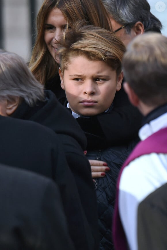 De plus, il semble beaucoup moins timide et plus sûr de lui.
Cameron Smet, le fils d'Alexandra Pastor, lors de la cérémonie funéraire organisée en mémoire de Johnny Hallyday à Paris. Photo par Aurore Marechal/ABACAPRESS.COM