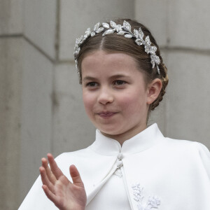 La fillette pourrait apparaitre en public pour Trooping the Colour dans peu de temps. 
La princesse Charlotte de Galles - La famille royale britannique salue la foule sur le balcon du palais de Buckingham lors de la cérémonie de couronnement du roi d'Angleterre à Londres le 5 mai 2023. 