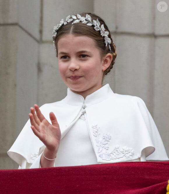 La fillette pourrait apparaitre en public pour Trooping the Colour dans peu de temps. 
La princesse Charlotte de Galles - La famille royale britannique salue la foule sur le balcon du palais de Buckingham lors de la cérémonie de couronnement du roi d'Angleterre à Londres le 5 mai 2023. 