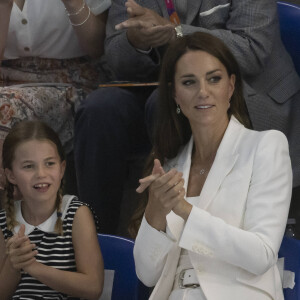 Le prince William, duc de Cambridge, et Catherine (Kate) Middleton, duchesse de Cambridge, avec la princesse Charlotte de Cambridge assistent au Jeux du Commonwealth au centre sportif de l'Université de Birmingham le 2 aout 2022.