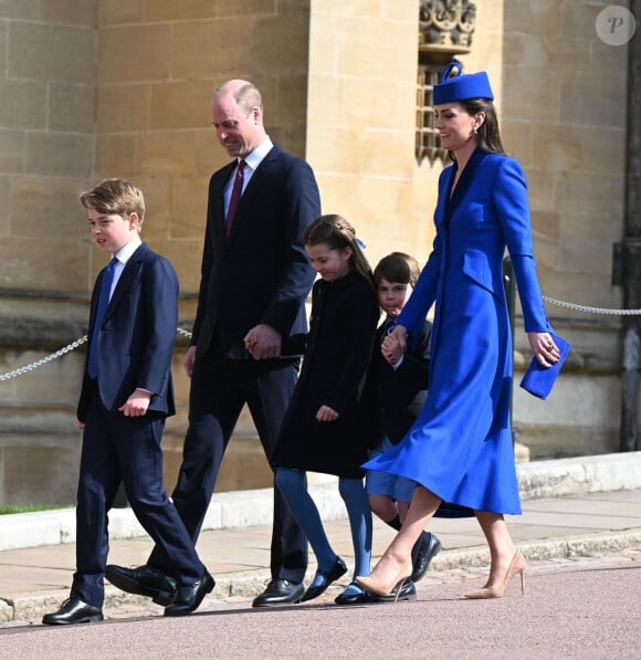 Le prince William, prince de Galles, Catherine (Kate) Middleton, princesse de Galles, la prince George, la princesse Charlotte et le prince Louis - La famille royale du Royaume Uni arrive à la chapelle Saint George pour la messe de Pâques au château de Windsor le 9 avril 2023. 