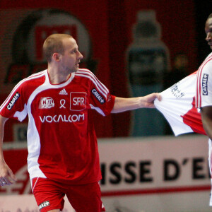 Ensemble, les deux copains ont fait les 400 coups !
L'humoriste français Omar et Fred lors du match du tournoi de football en salle de Paris au stade de Bercy à Paris. Le 25 mars 2007. Photo par Mehdi Taamallah/Cameleon/ABACAPRESS.COM