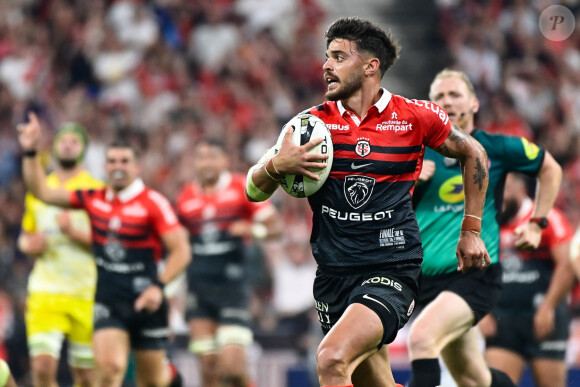 Romain Ntamack ( 10 - Toulouse ) lors de la finale de rugby Top 14 opposant le Stade Toulousain Rugby (Toulouse) au Stade Rochelais (La Rochelle) au Stade de France à Saint-Denis, Seine Saint-Denis, le 17 juin 2023. Toulouse a gagné 29-26. © Federico Pestellini/Panoramic/Bestimage