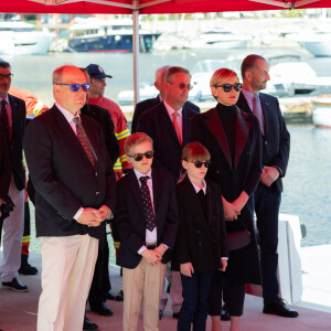 Accompagné de ses jumeaux, Jacques et Gabriella, le couple a également pu découvrir l'embarcation et a eu droit à quelques démonstrations à bord.
Le prince Albert II de Monaco et la princesse Charlène de Monaco assistent avec leurs enfants, le prince Jacques de Monaco, marquis des Baux, et la princesse Gabriella de Monaco, comtesse de Carladès, au baptême et à la bénédiction du nouveau bateau de sauvetage des sapeurs-pompiers monégasques, baptisé "Prince Jacques". Monaco, le 4 mai 2024. © Olivier Huitel/Pool Monaco/Bestimage 