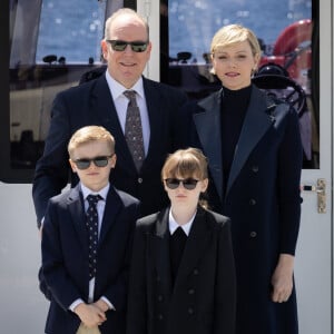 Le prince Albert de Monaco et son épouse Charlene ont inauguré le nouveau bateau des sapeurs-pompiers de Monaco baptisé "Prince Jacques".
Le prince Albert II de Monaco et la princesse Charlène de Monaco assistent avec leurs enfants, le prince Jacques de Monaco, marquis des Baux, et la princesse Gabriella de Monaco, comtesse de Carladès, au baptême et à la bénédiction du nouveau bateau de sauvetage des sapeurs-pompiers monégasques, baptisé "Prince Jacques". Monaco