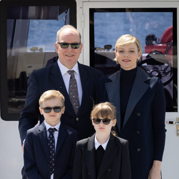 Très élégant, le prince Jacques était vêtu d'un costume, composé d'une veste bleue marine, d'un pantalon beige, d'une cravate et de derbies noires.
Le prince Albert II de Monaco et la princesse Charlène de Monaco assistent avec leurs enfants, le prince Jacques de Monaco, marquis des Baux, et la princesse Gabriella de Monaco, comtesse de Carladès, au baptême et à la bénédiction du nouveau bateau de sauvetage des sapeurs-pompiers monégasques, baptisé "Prince Jacques". Monaco, le 4 mai 2024. © Olivier Huitel/Pool Monaco/Bestimage 