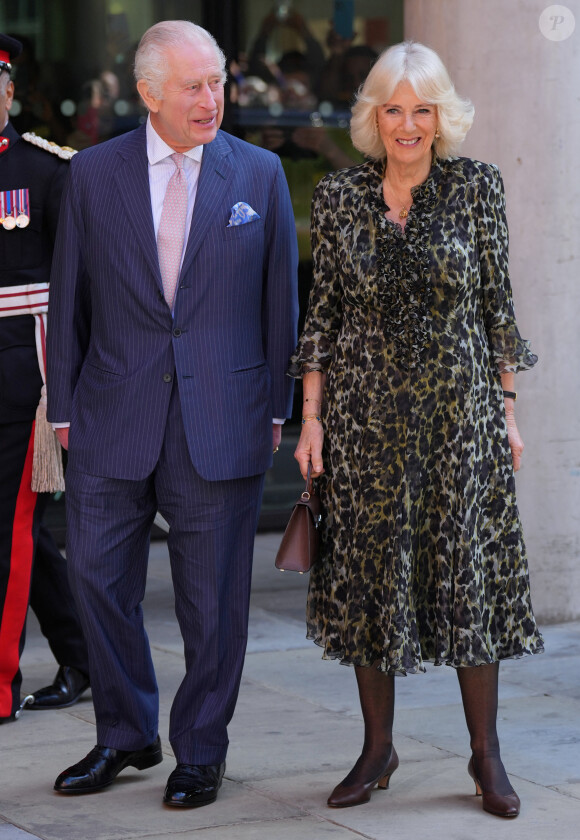 En cette période délicate, son épouse, la reine consort Camilla, l'épaule du mieux qu'elle peut !
Le roi Charles III d'Angleterre et la reine consort Camilla visitent le University College Hospital Macmillan Cancer Centre à Londres le 30 avril 2024. 