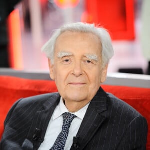 Il est notamment connu pour avoir été rédacteur en chef du Figaro Littéraire.
Bernard Pivot à l'émission Vivement dimanche au studio Gabriel. © Guillaume Gaffiot / Bestimage