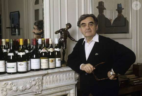 Cette demeure située au cœur des vignobles lui permettait de vivre sa passion pour le vin.
Bernard Pivot à son domicile, posant près d'une cheminée où sont disposées 20 bouteilles de vin de Bourgogne. Le 6 avril 1993 © Michel Marizy via Bestimage